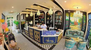 Paris Hotel & Cafe - Image 4