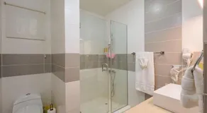 Cozy Beach Front Apt, King Bed. - Image 2