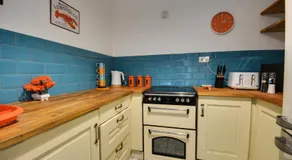 Modern 2BR Hub - Free Parking - Monthly 22 Percent Off - Image 3