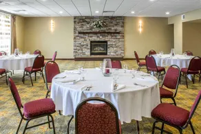 Lifestyle Inn Cedar Falls - Image 5