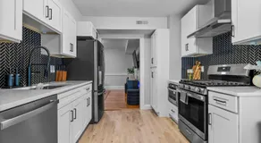 6BR3BATH Home with FREE Parking & Outdoor Furniture - Image 4