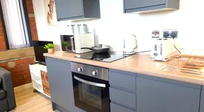 4beds, 2 bedrooms Contractor,Parking - Image 3