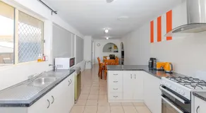 Hallett Cove House 6Bed 3Bath Full Kitchen Fast Wifi 5TV Netflix Espresso-Perfect for large families - Image 2
