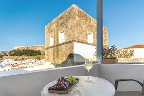 Luxurious and freshly renovated 2-bedroom Villa - Image 2