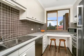 SPF13-Sunny, Spacious, Highly Convenient Apartment - Image 4