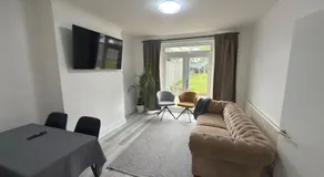 Spacious 3-Bd South Norwood Retreat, Free Parking - Image 2