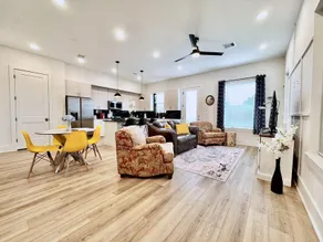 Centrally located cozy getaway near downtown - Image 2