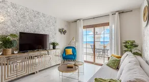 Stylish design w ocean & pool view, King size bed, Wifi,2 Smart Tv, street parking, 2 pools access - Image 2
