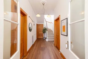Detached House with Sea Views & Parking - Image 4