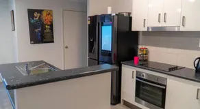 Family home with free parking close to everything - Image 4