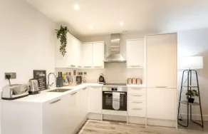 Cosy 2-Bed Apt w/Parking, nr Harry Potter & London - Image 2