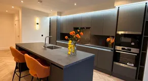 Luxury fully Self-Contained Studio with private bathroom and kitchen R6 - Image 3