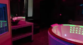 La Suite Marylin, Loft de 90m2 avec Sauna et Jacuzzi - Image 3