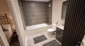 The Bean Apartment - double bedroom with private bathroom - Image 2