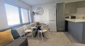 Open Mind Property -2BR Flat Commercial Road - Image 4