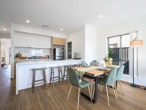Spacious 5-bedroom building in brilliant Austral with AC - Image 4