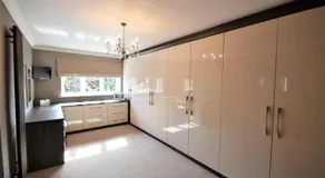 Lavish4Bed Mansion in Warrington - Image 4