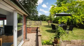 Hunters Lodge Exeter, Free Parking, Country Views, Great Wi-Fi, Large Garden - Image 3