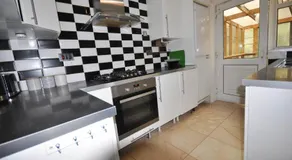 Modern 2 Bed Apartment - Image 5