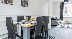 Modern 3BD House - Free parking - Fast WiFi - Image 3