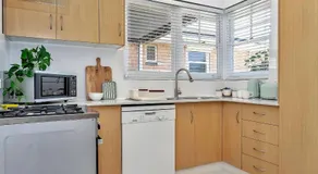 Paradise Living - Quiet Stay near Shops/City Links - Image 4