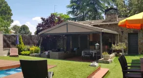 Espaciosa villa con piscina, ideal para relajarse en familia - Image 3