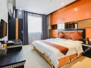 Holiday Inn Century - Image 5