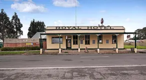 Royal Hotel Snake Valley - Image 4