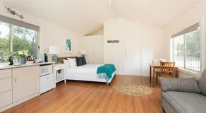 Amelia Rose Estate Heart of Lovedale Minutes to Wineries - Image 2