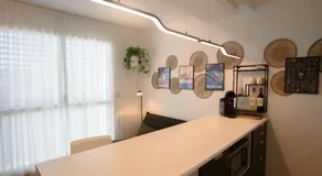 Bright modern with shared garden near Metro - Image 4