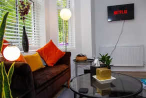 3BR Apt | Near Airport | Garden | Free Parking - Image 3