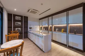 The Crest Hotel - Image 2