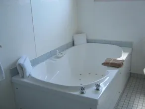 Champers Motor Lodge - Image 5