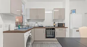 The Major Oak House II Spacious for Family and Teams - Image 4