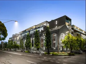 Luxe 2 Bed Apt, Seconds to Beach & Minutes to City - Image 5