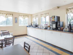 Super 8 By Wyndham Portland/Westbrook Area - Image 2
