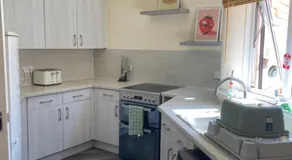 Town Centre House Sleeps 8 with parking - Image 3