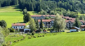 Familienauszeit mit Indoorpool, Sauna, Netflix, Disney, 50-100 MBit Internet inkl Bettwäsche Handtücher Reinigung - Image 2