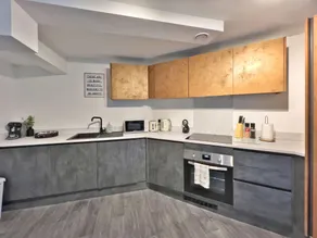 Newton's Suite - Image 4