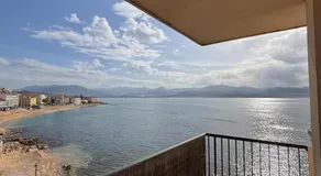 Balcon sur la mer appartement climatisé deux chambre plages commerces et parking gratuit au pied de l immeuble - Image 3