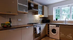 Spacious 4-Bedroom House in Aylesbury Ideal for Contractors Professionals or Larger Families - Image 2