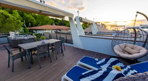 Ocean Beauty Beachfront House Boat in Portorož with Sea View and Jacuzzi - Image 4
