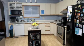 Cozy home away from home, close to hospital, college, and university with free parking - Image 3