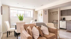 Cozy 2 brm apartment mins away from United Center - Image 2