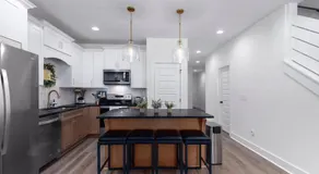 Modern Comfort Near AU l Perfect for Families & Fans - Image 3