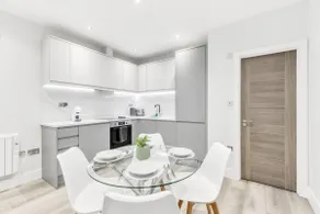 Safe Area | Central Location | Modern | Sleeps 8 - Image 4