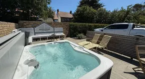 Broadstairs Apartments with luxurious 4-person communal hot tub - sleeps up to 20 people - Image 3
