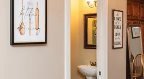 Large 7 Bedroom Heritage Home in St Catharines - Image 4