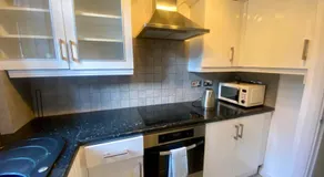 2 Bed City Center Apartment Near Station with Parking - Image 3