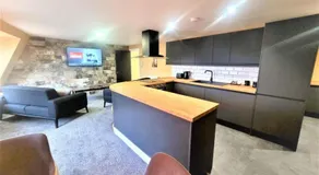 Friary House Serviced Apartments by Roomsbooked - 24Hr Reception - Image 4